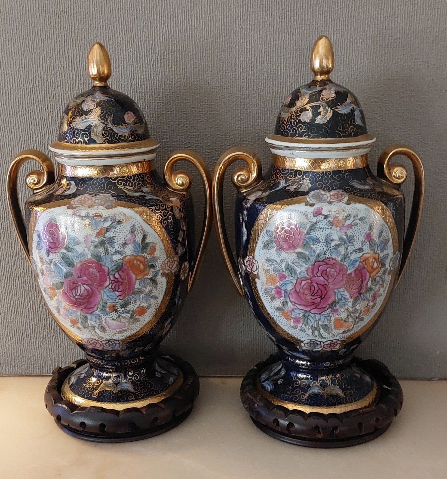 paire de vases (urnes) en porcelaine décorés au ty, Enlèvement