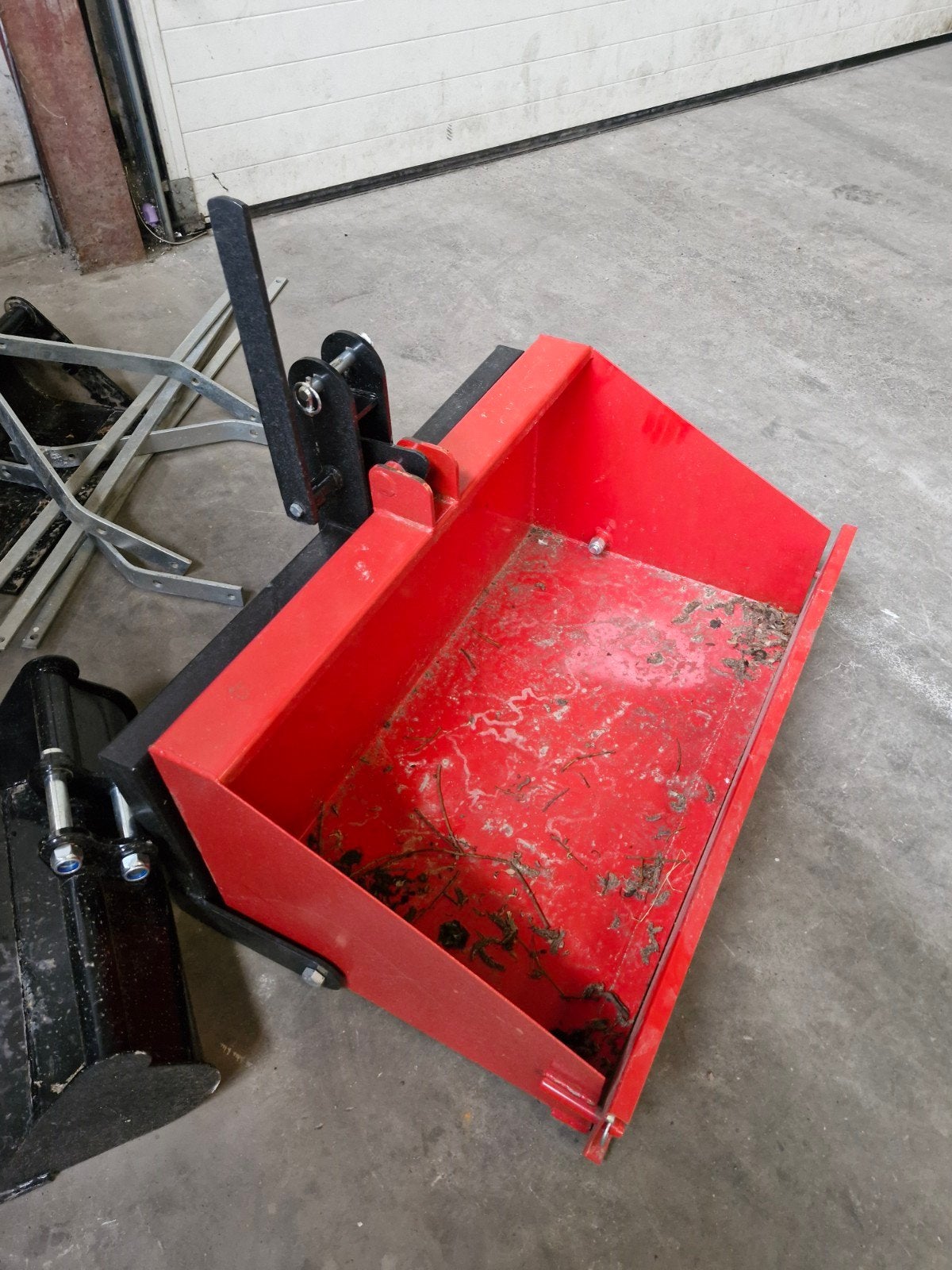 Bennete basculante pour micro tracteur  neuve jamais servie