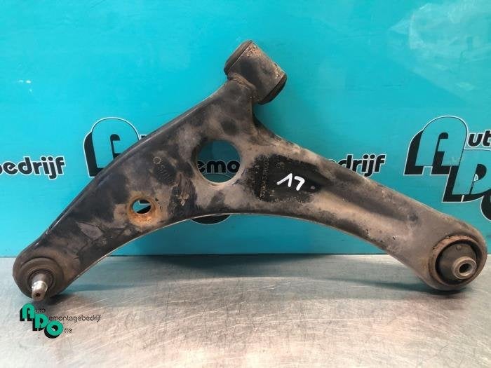 Bras de suspension avant gauche d'un Mitsubishi Colt (Colt 0, -, 3 mois de garantie, Utilisé, Mitsubishi