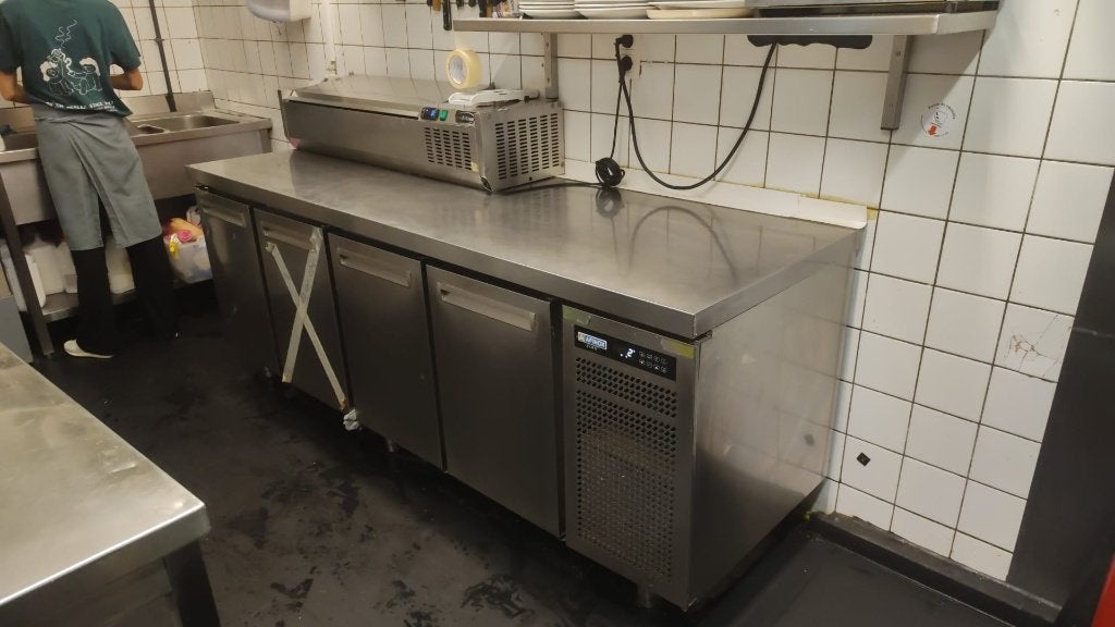 TAbel refrigéré gratuite à venir chercher au plus tard 11/08, Enlèvement, Utilisé, Mobilier en inox