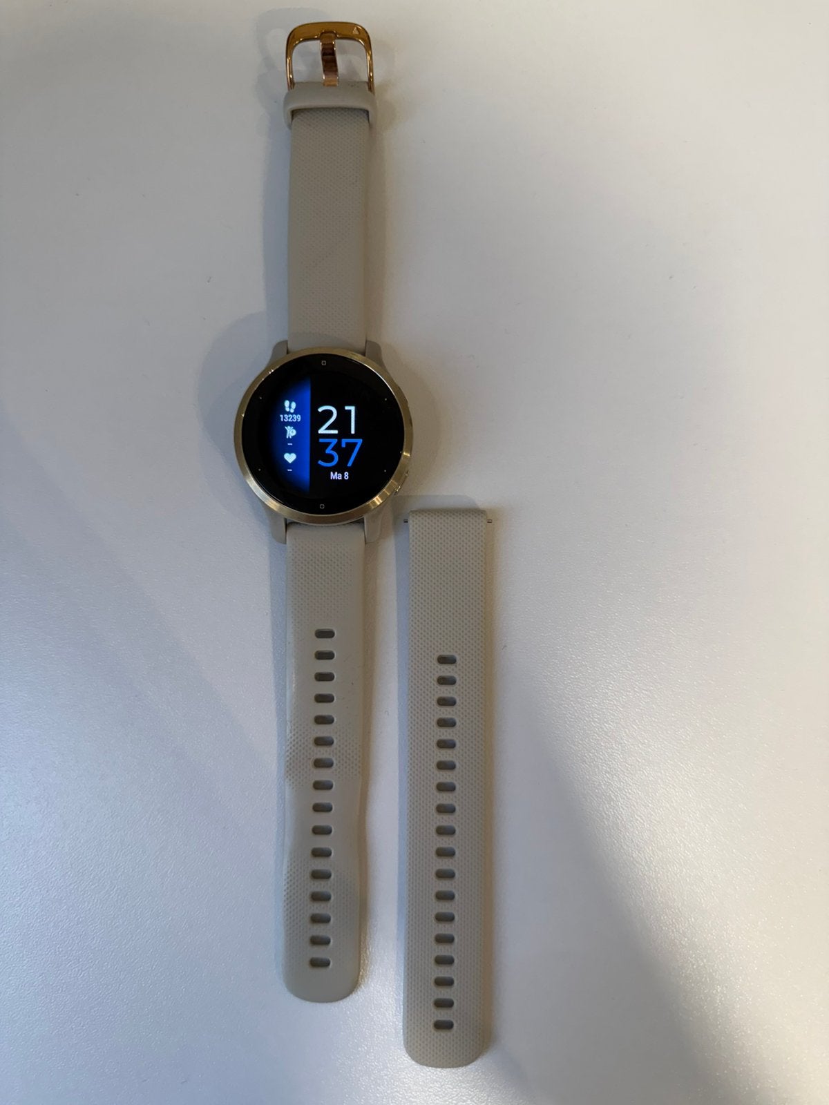 Garmin Venu 2S – goud/beige + oplader en extra bandje, Enlèvement ou Envoi, Étanche, Utilisé