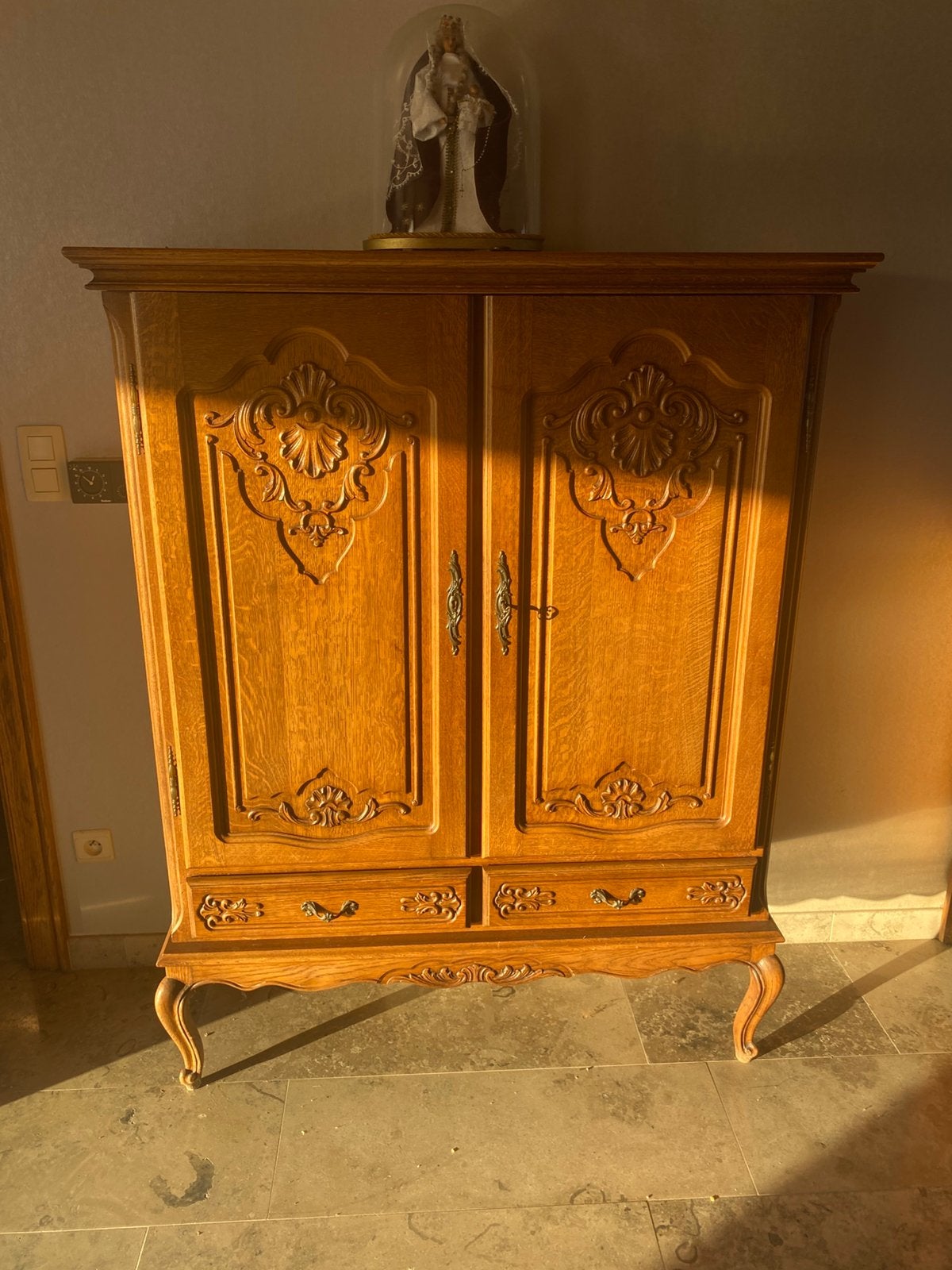 Klassieke eikenhouten kast met sierlijk houtsnijwerk, Antiek en Kunst, Ophalen