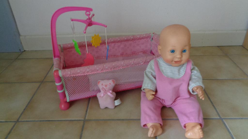 poppenbed met pop, Ophalen, Zo goed als nieuw, Babypop