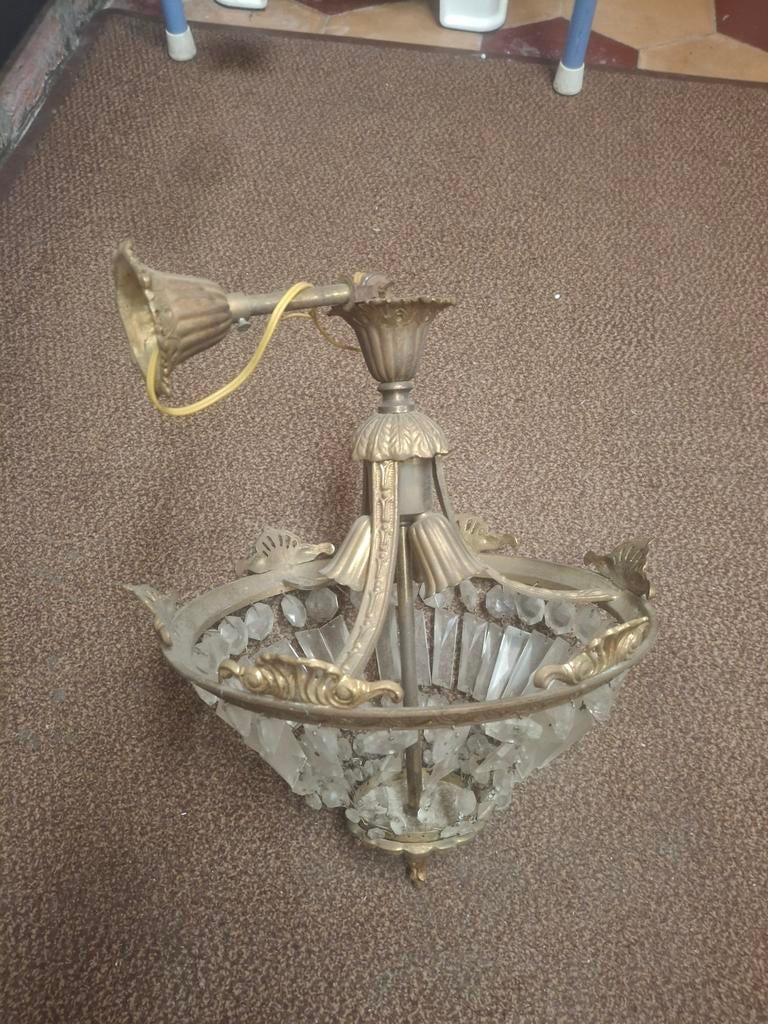 Oude plafondlamp mist 1 bedeltje en moet vervangen worden, Ophalen