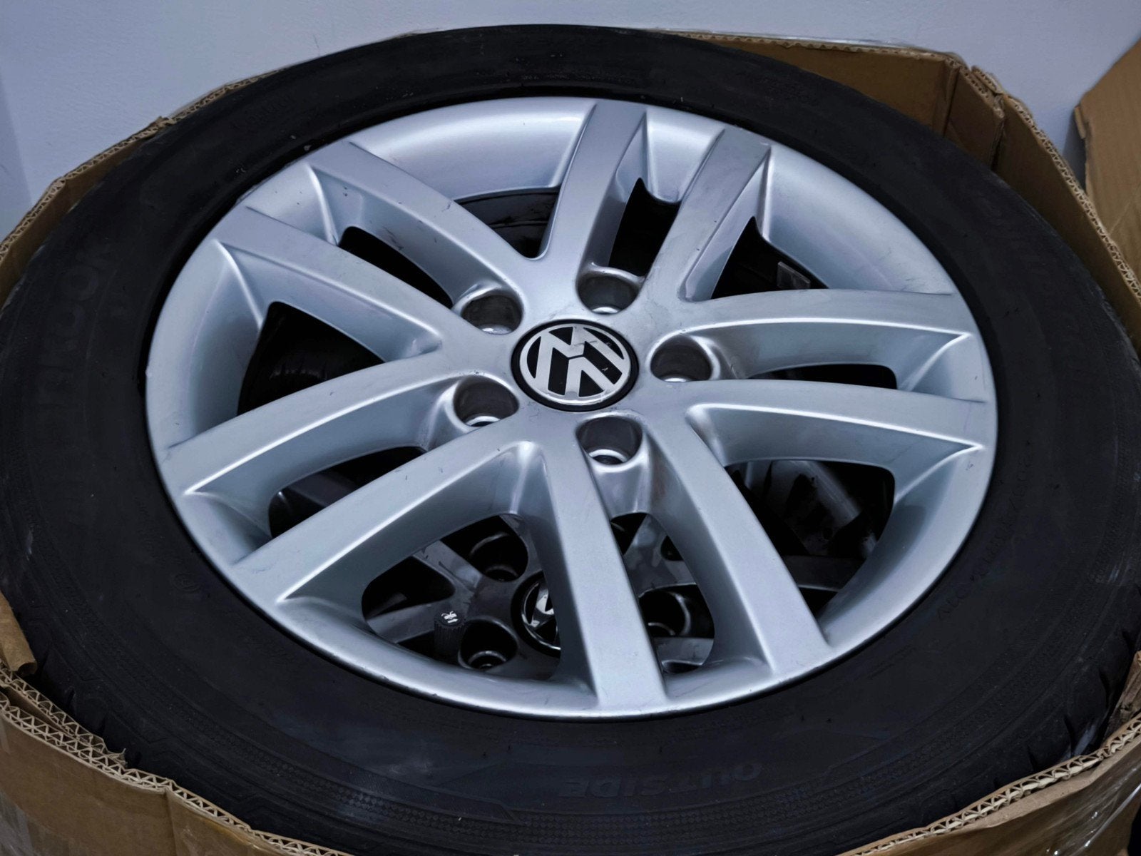 Originele VW Sedona 16" velgen + Hankook banden - Staat Nieu, 16 pouces, Véhicule de tourisme, Pneus été, 205 mm