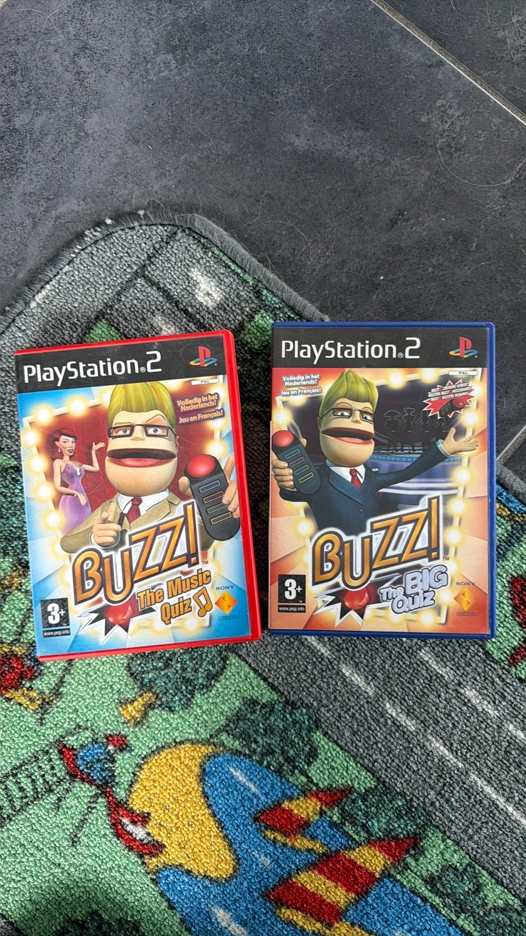 ps2 Buzz! bakjes + game+ micro's, Ophalen, Zo goed als nieuw