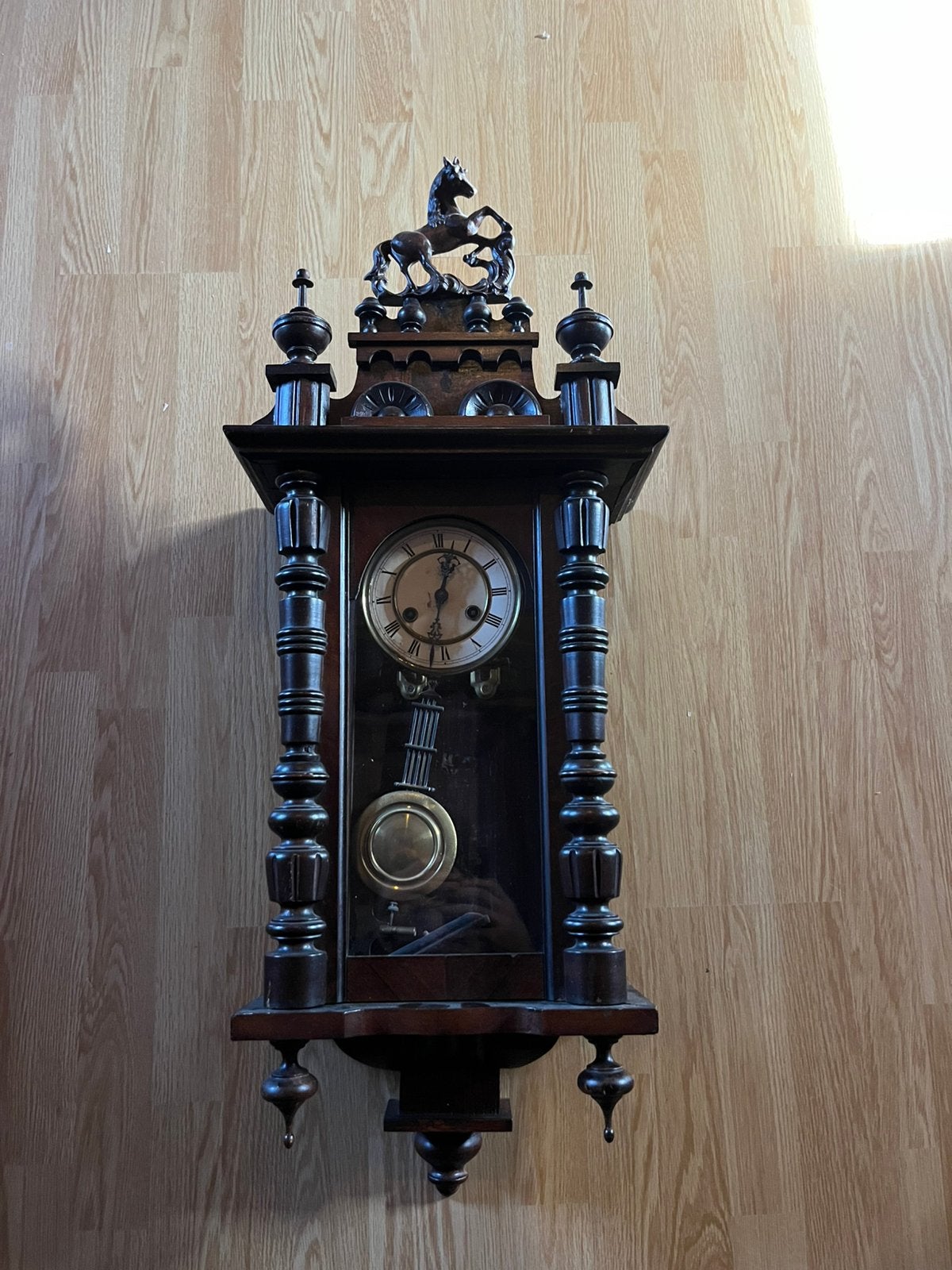 Horloge à cheval ancienne, Enlèvement