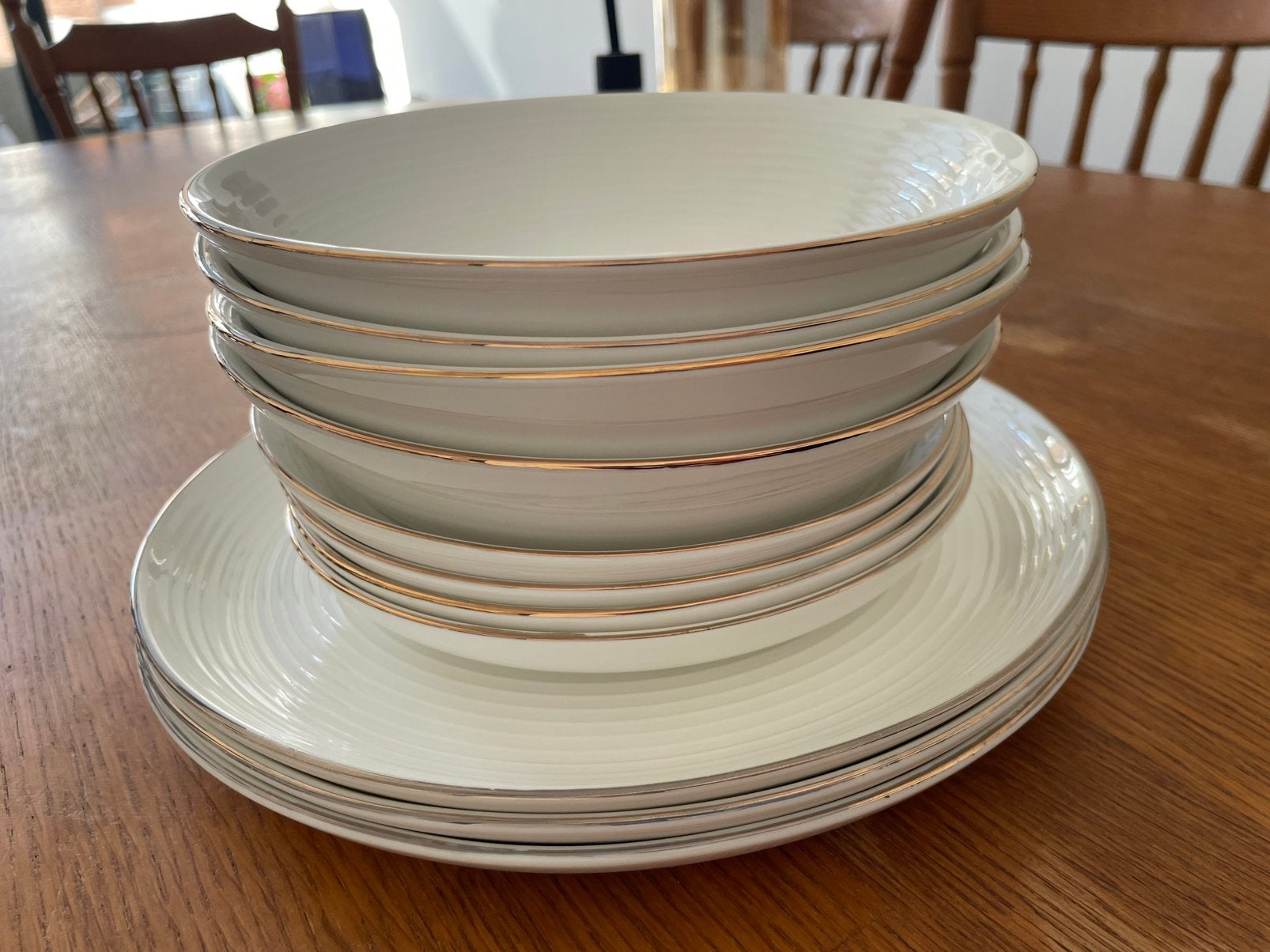 Lot de 11 assiettes blanches striées liseré doré, Antiquités & Art, Enlèvement