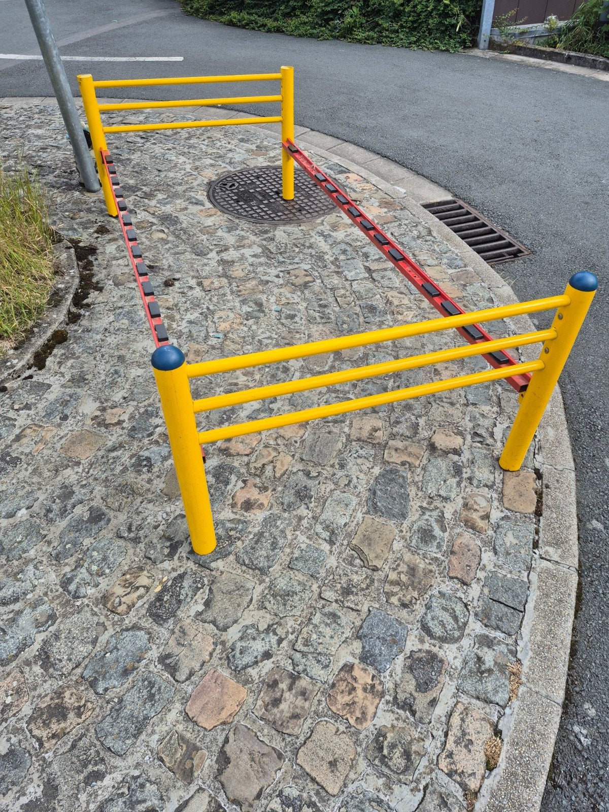 Lit pour enfant en métal,structure robuste et stable. Idéal