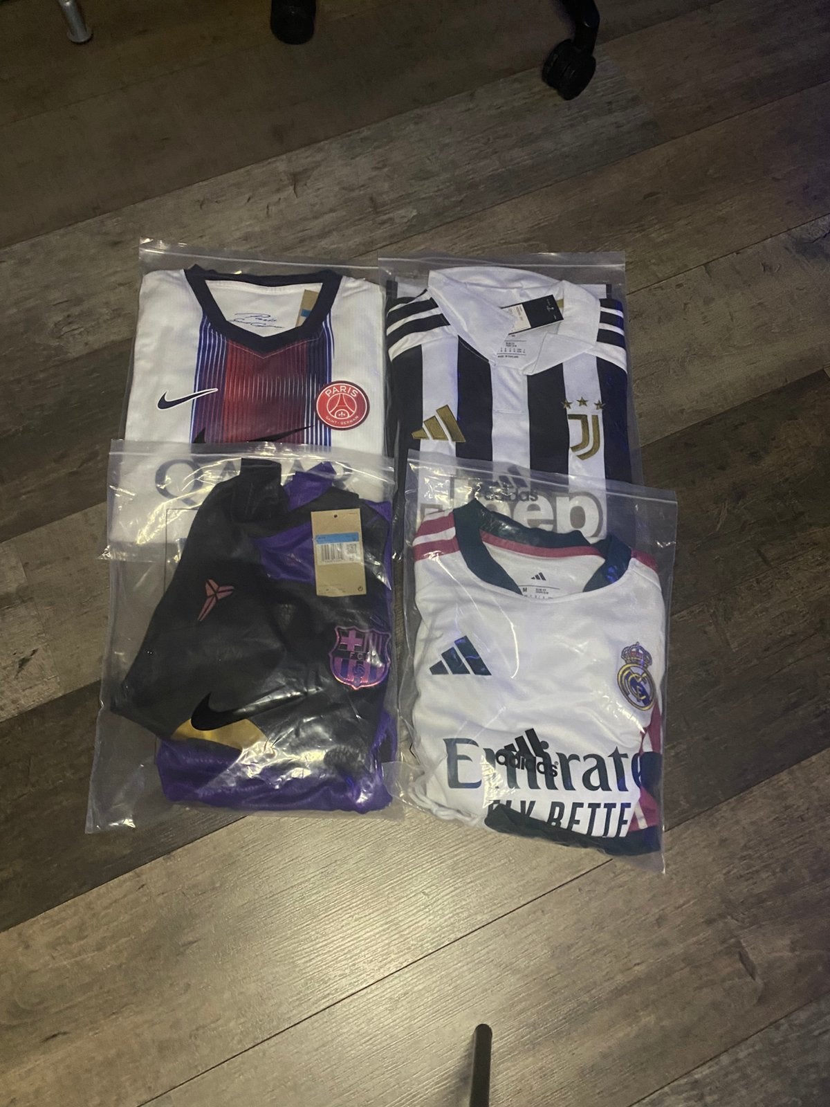 4x Football kits Bundle – PSG, Barcelona & Juventus – M, Kleding | Heren, Ophalen of Verzenden, Zo goed als nieuw