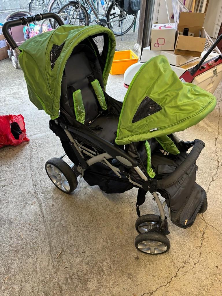 Buggy 2 kinderen, Kinderen en Baby's, Buggy's, Ophalen, Zo goed als nieuw, Overige merken, Verstelbare rugleuning