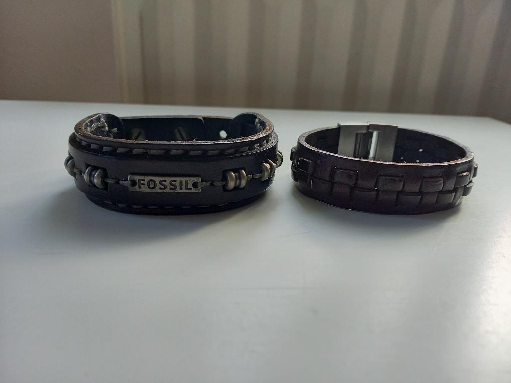 2 bracelets cuir brun fonce de marque fossil super état, Handtassen en Accessoires, Armbanden, Bruin, Leer, Ophalen of Verzenden