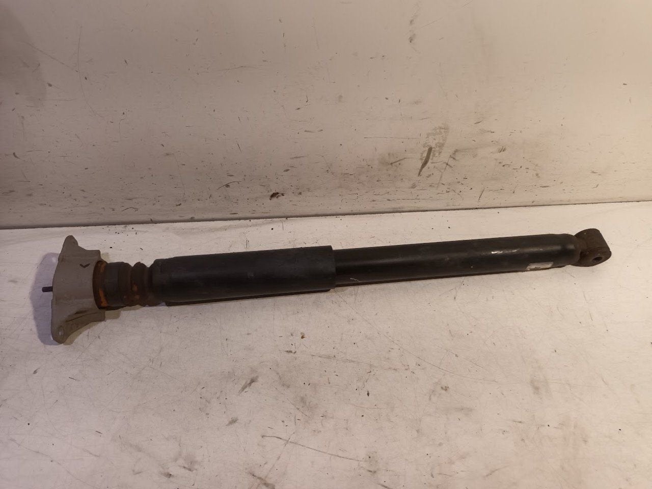 Schokbreker links achter Ford Kuga, Onderdelen@venauto.nl, Van der Ven Autorecycling B.V., Gebruikt, Ettenseweg 76, 4706 PB Roosendaal, The Netherlands