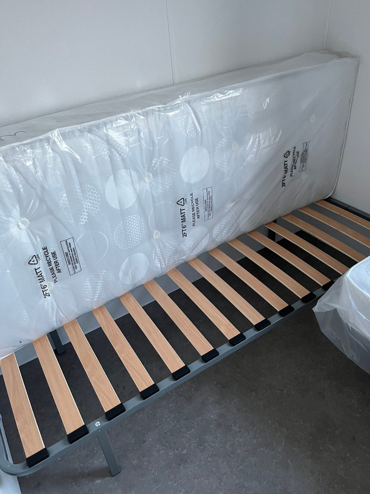 NIEUW! TOP OCCASIE, 2 matrassen met bijhorende lattenbodems, Huis en Inrichting, Slaapkamer | Matrassen en Bedbodems, Ophalen