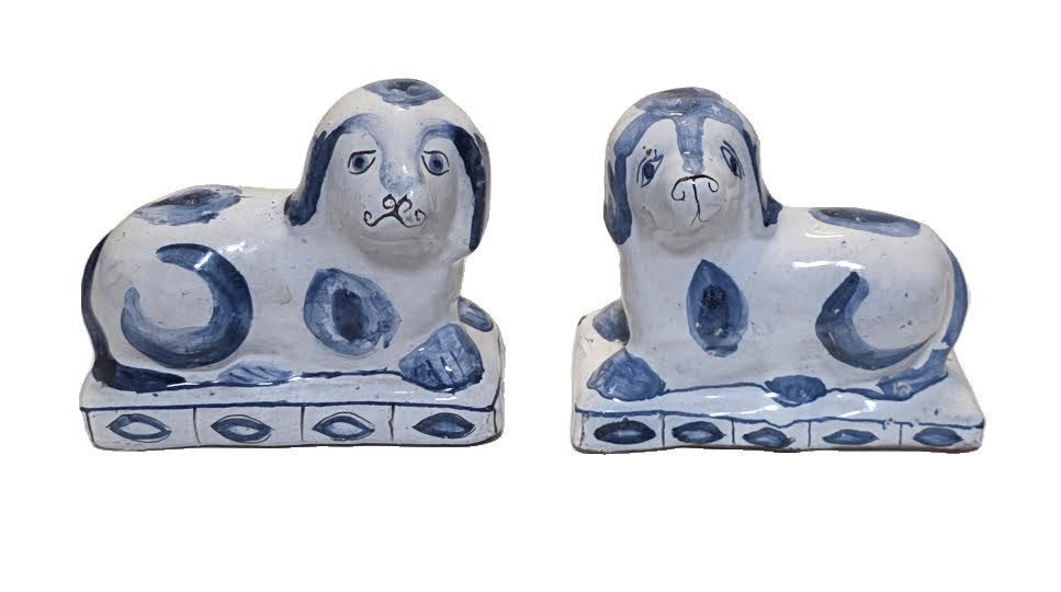 Terracotta honden beelden in met wit/blauw glazuur., Antiek en Kunst, Ophalen of Verzenden