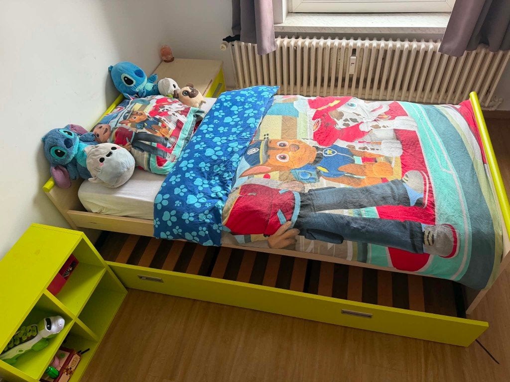 Leuk uitschuifbaar kinderbed  + nachtkastje en hangkast, Ophalen, 85 tot 100 cm, Gebruikt, Lattenbodem