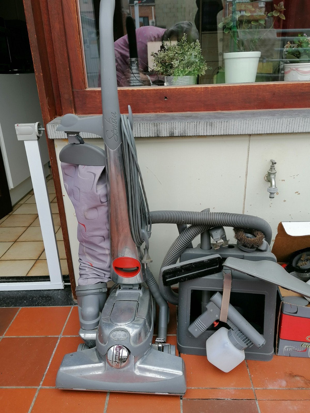 Stof en tapijtreiniger en het merk is Kirby., Elektronische apparatuur, Stofzuigers, Ophalen