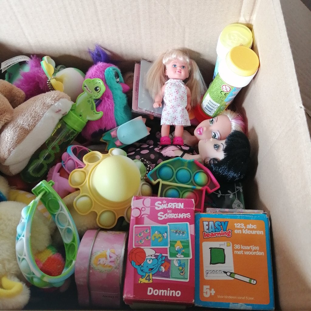 doos met knuffels , popjes, bellenblazers ..., Ophalen, Gebruikt