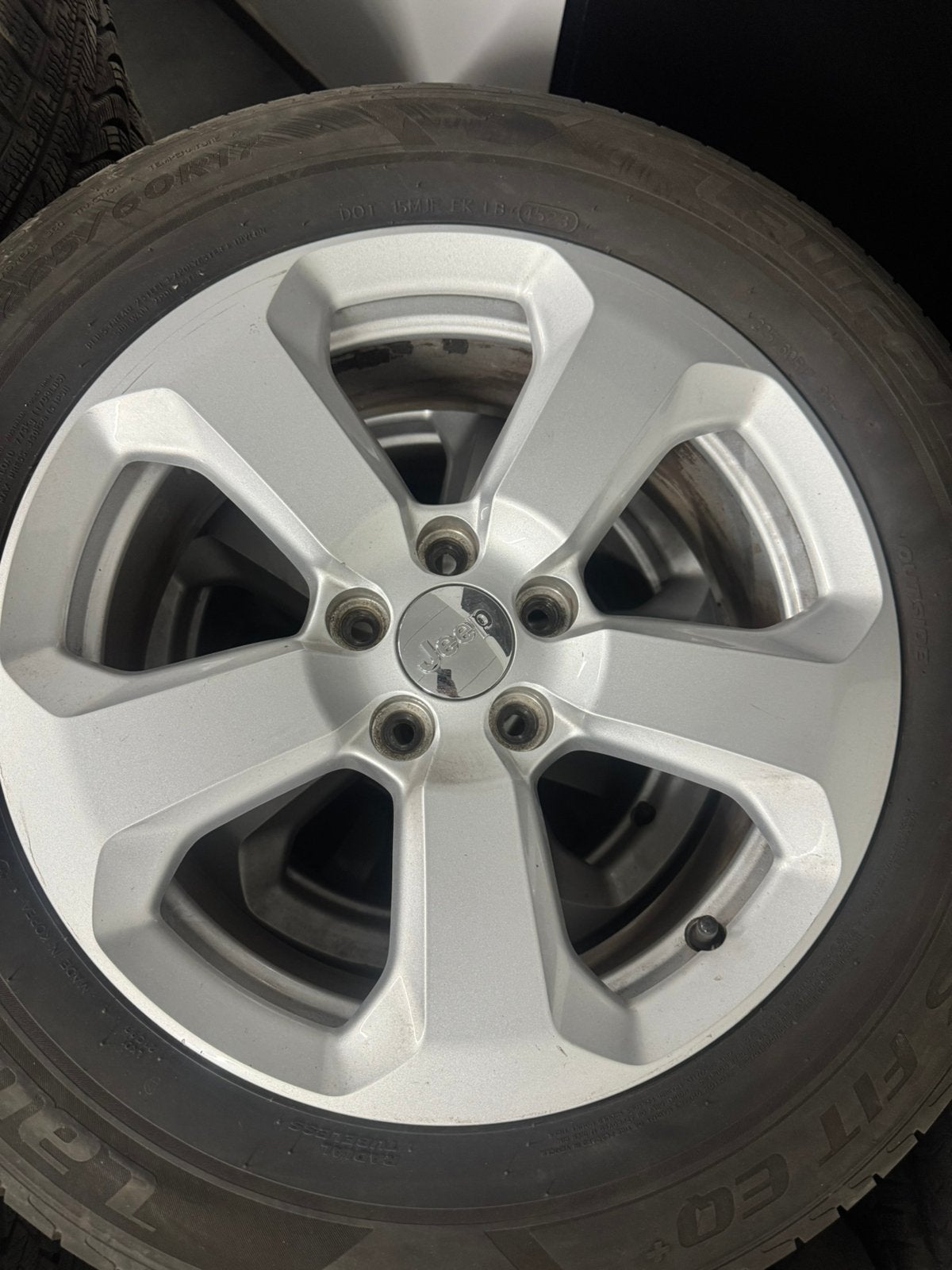 Jantes Jeep Compass OEM 17” + pneus 225/60 R17, Autos : Pièces & Accessoires, Pneus été, Enlèvement, Pneu(s), 17 pouces