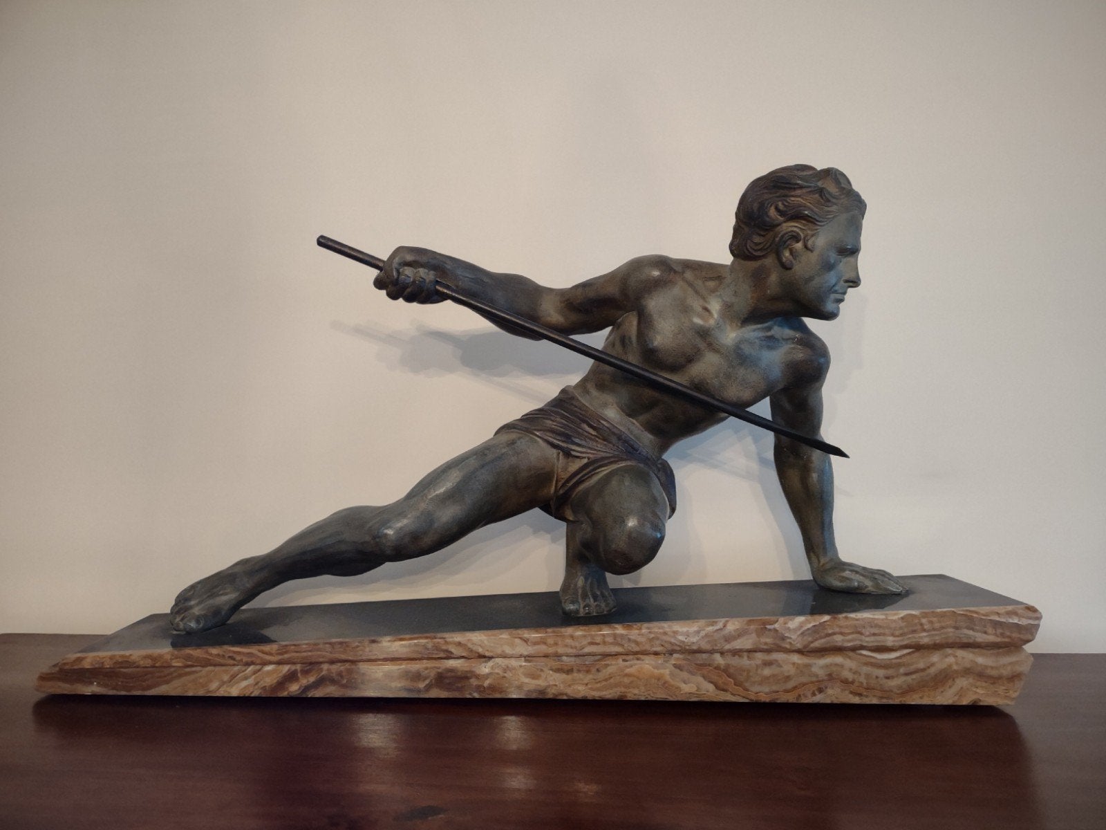 Bronzen beeld van speerwerper op marmeren sokkel, Art deco, Ophalen, Brons