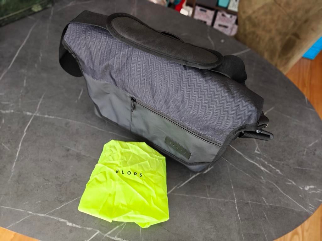 Elops 15 inch laptop schoudertas/fietstas met regenhoes, Fietsen en Brommers, Fietsaccessoires | Fietstassen, Gebruikt, Ophalen of Verzenden