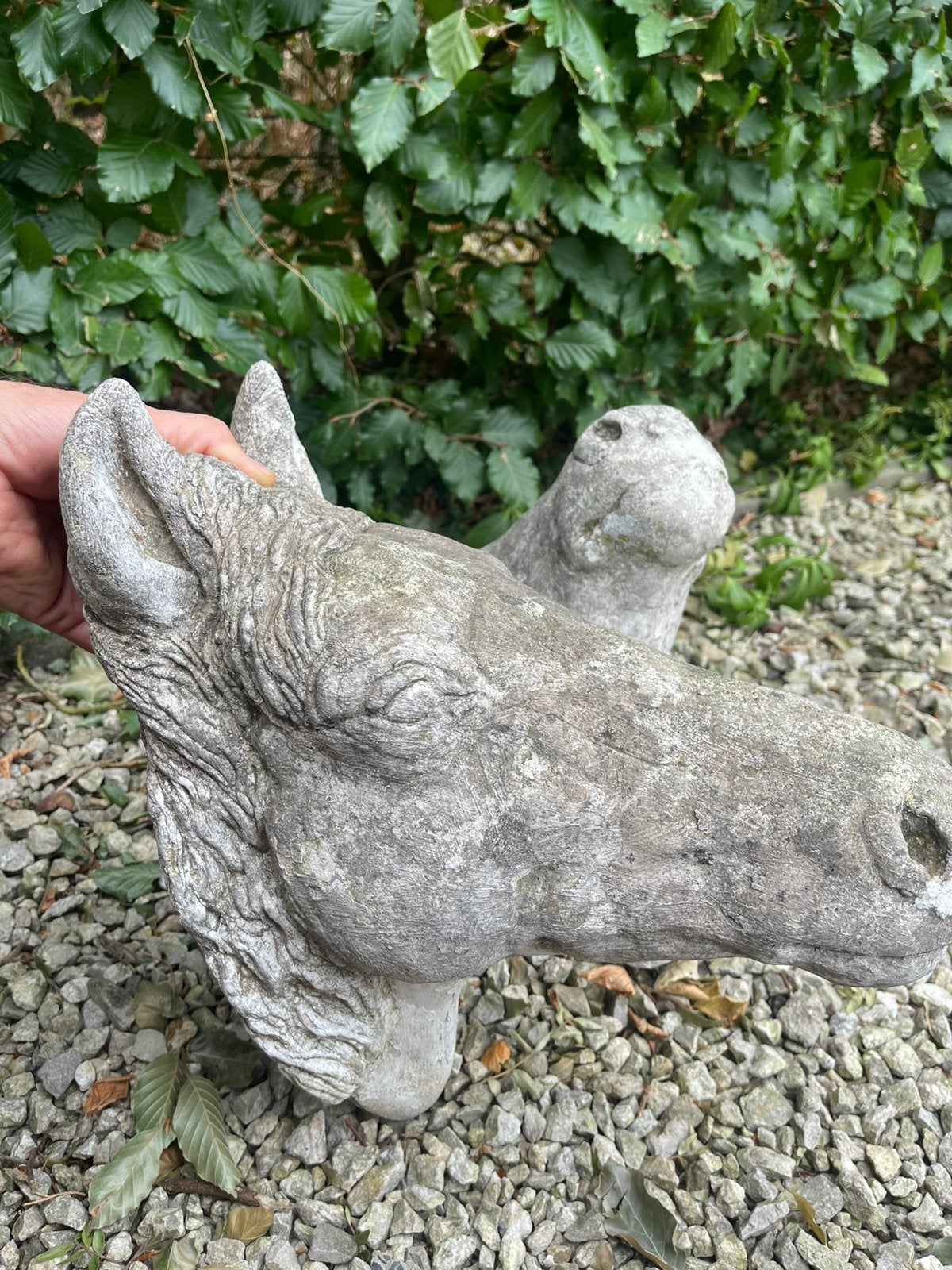 Tuinbeeld koppen wanddecoratie paarden, Ophalen, Gebruikt, Beton, Dierenbeeld