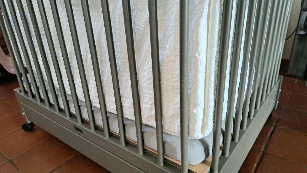 Parc Pericles bois gris + matelas 5 cm et housse + tour, Enlèvement, Utilisé, Rectangulaire, Roulettes