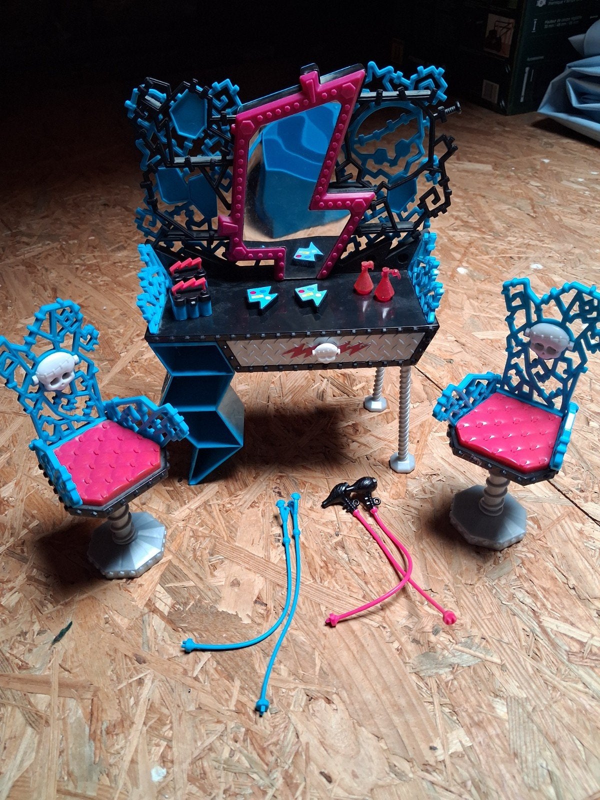 Coiffeuse Monster high, Enlèvement