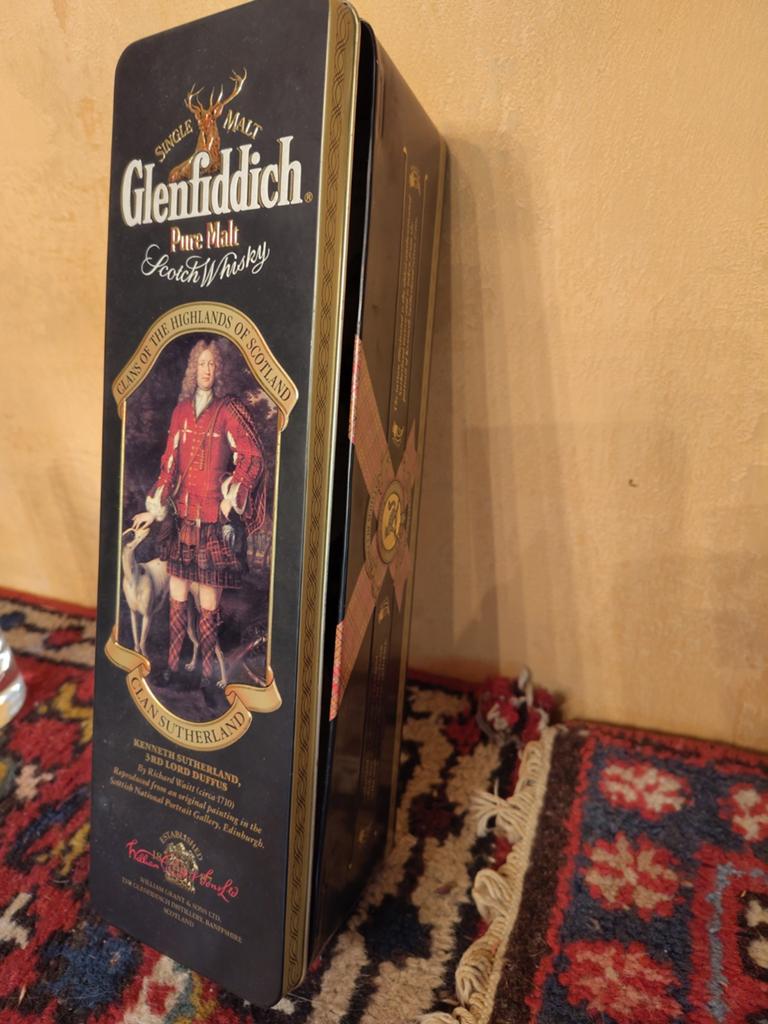 Glentfiddich whisky bewaardoos in metaal, Ophalen