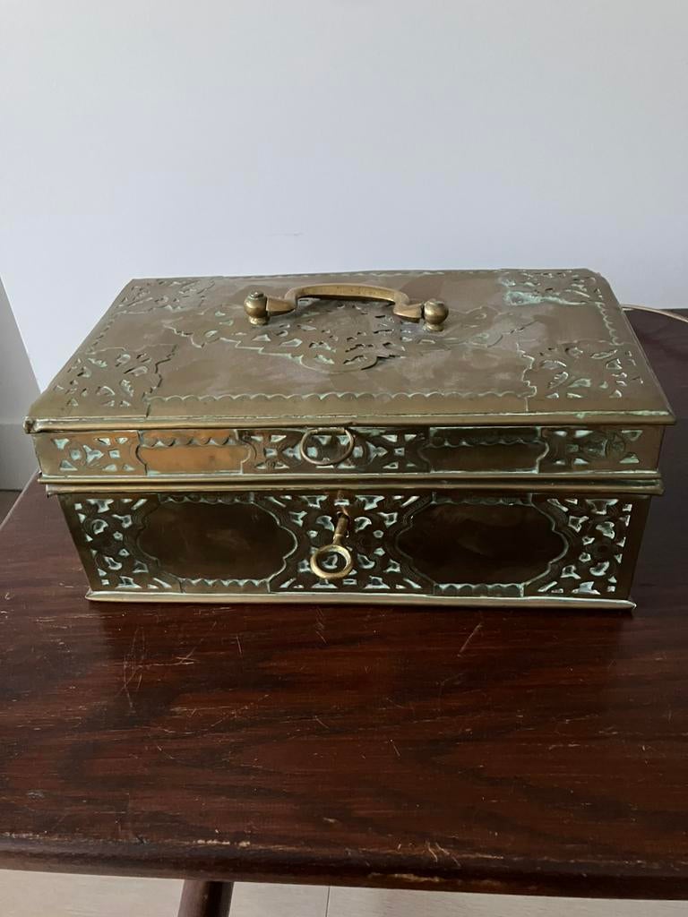 Boîte à tabac ancienne en cuivre, Enlèvement