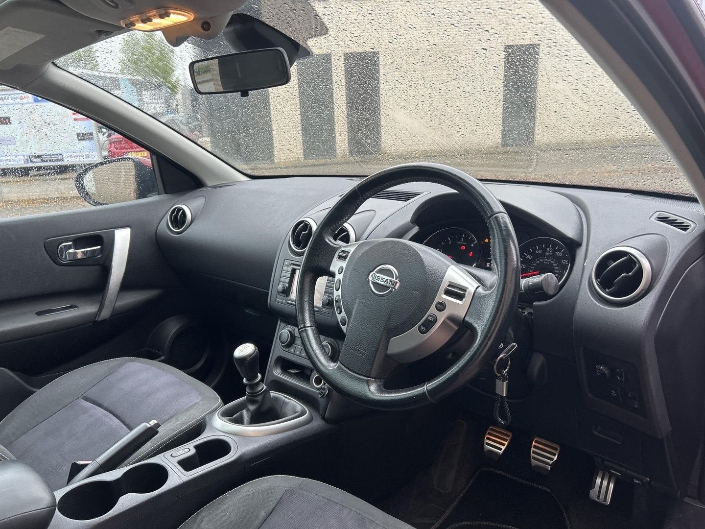 Nissan Qashqai 1.5 dCi Visia | appareil photo | Pano | clima, Autos, Rouge, Achat, Entreprise, Boîte manuelle