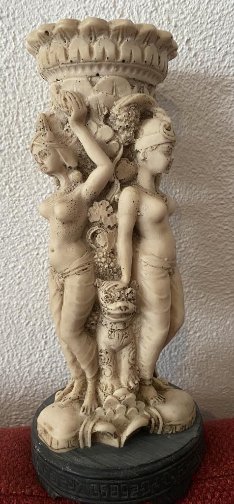 vase en résine avec des femmes et des animaux symboliques, Enlèvement ou Envoi