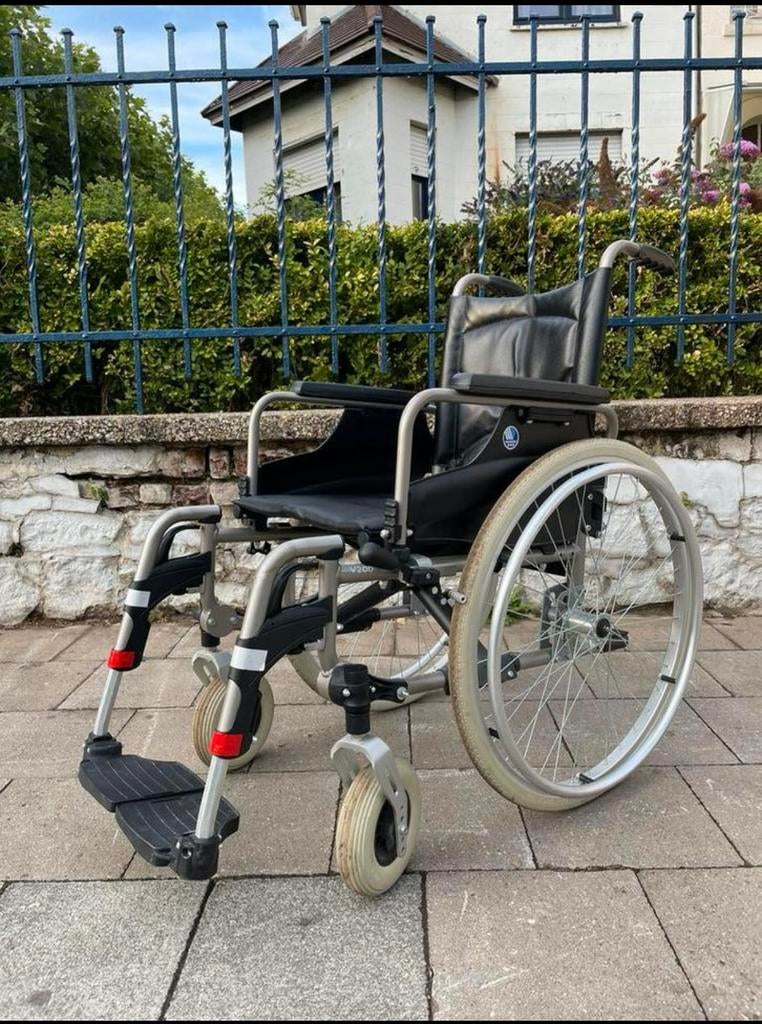 Chaise roulante pliable Vermeiren V 200 état neuf, Divers, Chaises roulantes, Comme neuf, Fauteuil roulant manuel, Pliant, Enlèvement ou Envoi