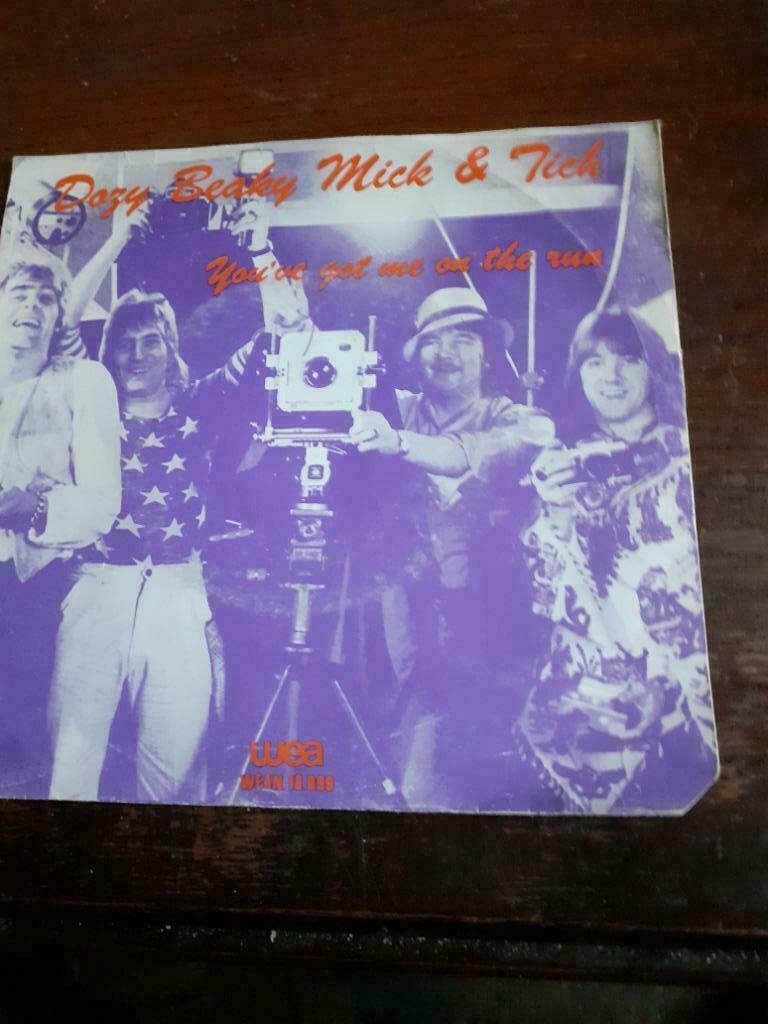 45T Dozy, Beacky, Mich & Tich : You've got me on the run, Ophalen of Verzenden