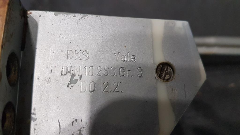 YALE deurdranger met stop en veersluiting, Ophalen, Gebruikt
