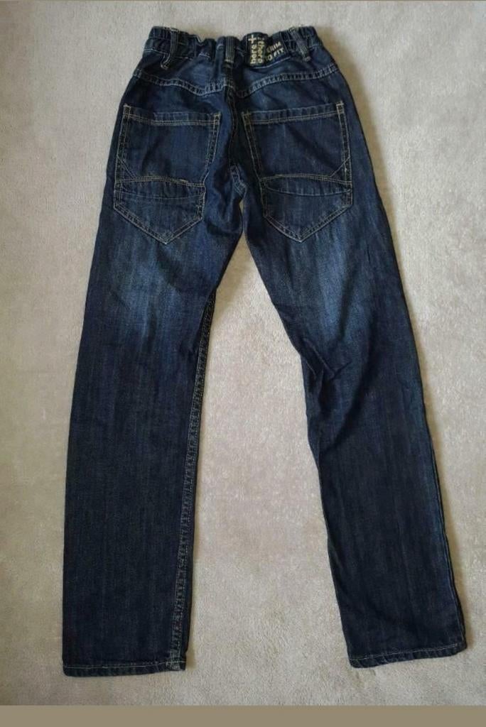 Donkere jeansbroek maat 140 zeer goede staat, Enlèvement ou Envoi, Garçon, Pantalon
