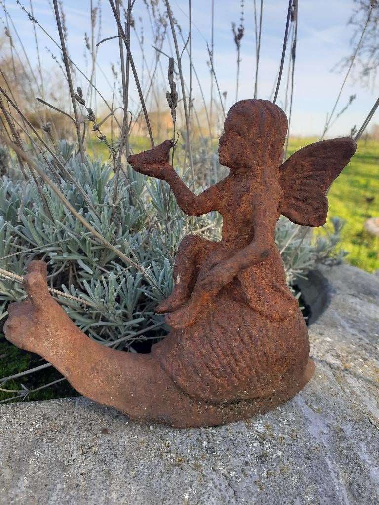 ELFE,FEE EN FONTE ASSISE SUR UN ESCARGOT ET TENANT UN OISEAU, Enlèvement ou Envoi, Comme neuf