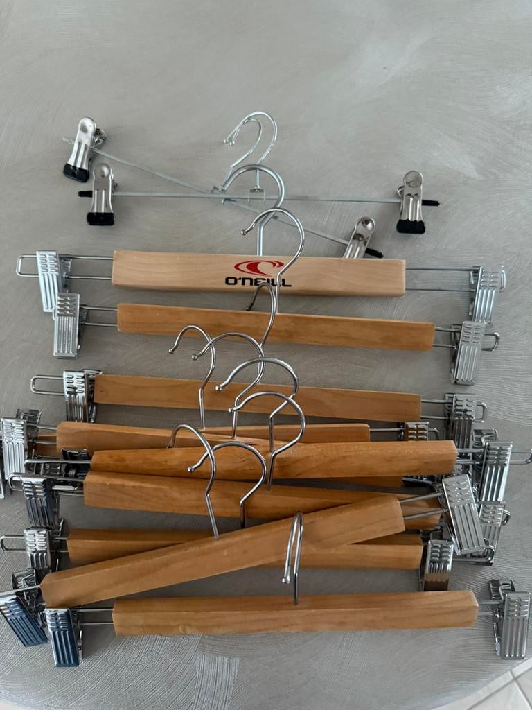 Cintres à pinces, Enlèvement, Comme neuf, Bois