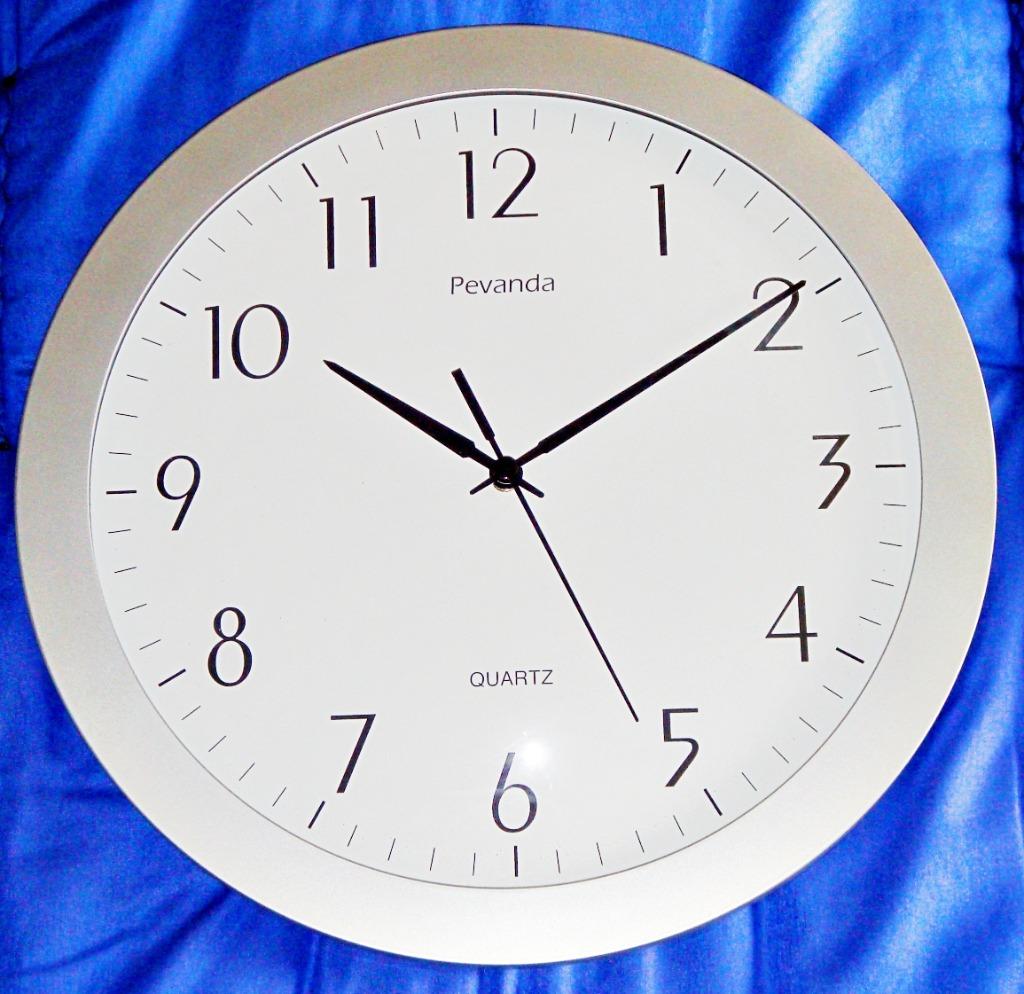 Horloge murale PEVANDA ronde gris métal, quartz, 28 cm NEUVE, Ophalen of Verzenden, Nieuw, Analoog, Wandklok