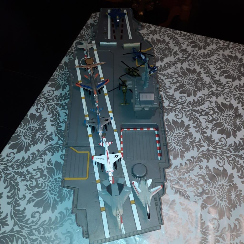 Vliegdekschip,78 cm lang.Met 8 vliegtuigen+3 helikopters, Ophalen of Verzenden, Zo goed als nieuw