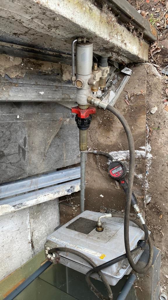 Pomp voor olie vat, Enlèvement