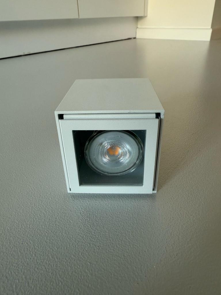 mooie spot in wit Delta Light, Spot encastrable ou Spot mural, Comme neuf, Enlèvement, Métal ou Aluminium
