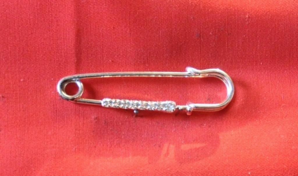 épingle pour fermeture jupe kilt avec stras (x2069), Hobby & Loisirs créatifs, Couture & Fournitures, Enlèvement ou Envoi, Utilisé
