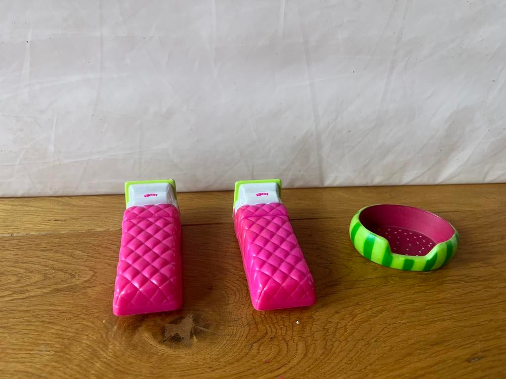 Jouet - deux petits lits et un pouf, Enlèvement, Utilisé, Garçon ou Fille