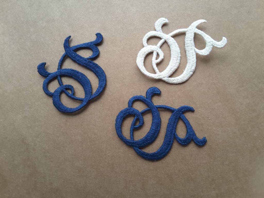 applique à coudre 50 x 40 mm motif arabesque blanc ou marine, Enlèvement ou Envoi, Neuf