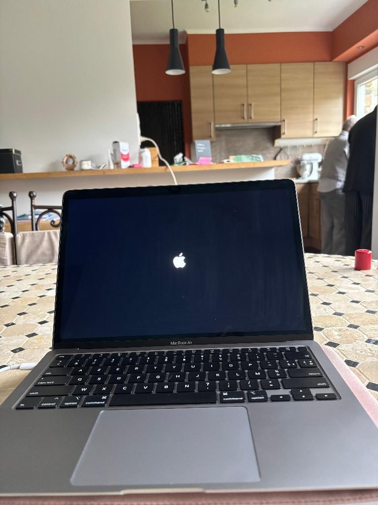 MacBook Air 13" 2020 – 16 Go RAM – 256 Go SSD – Bon état, Informatique & Logiciels, Apple Macbooks, 256 GB, 13 pouces, Reconditionné