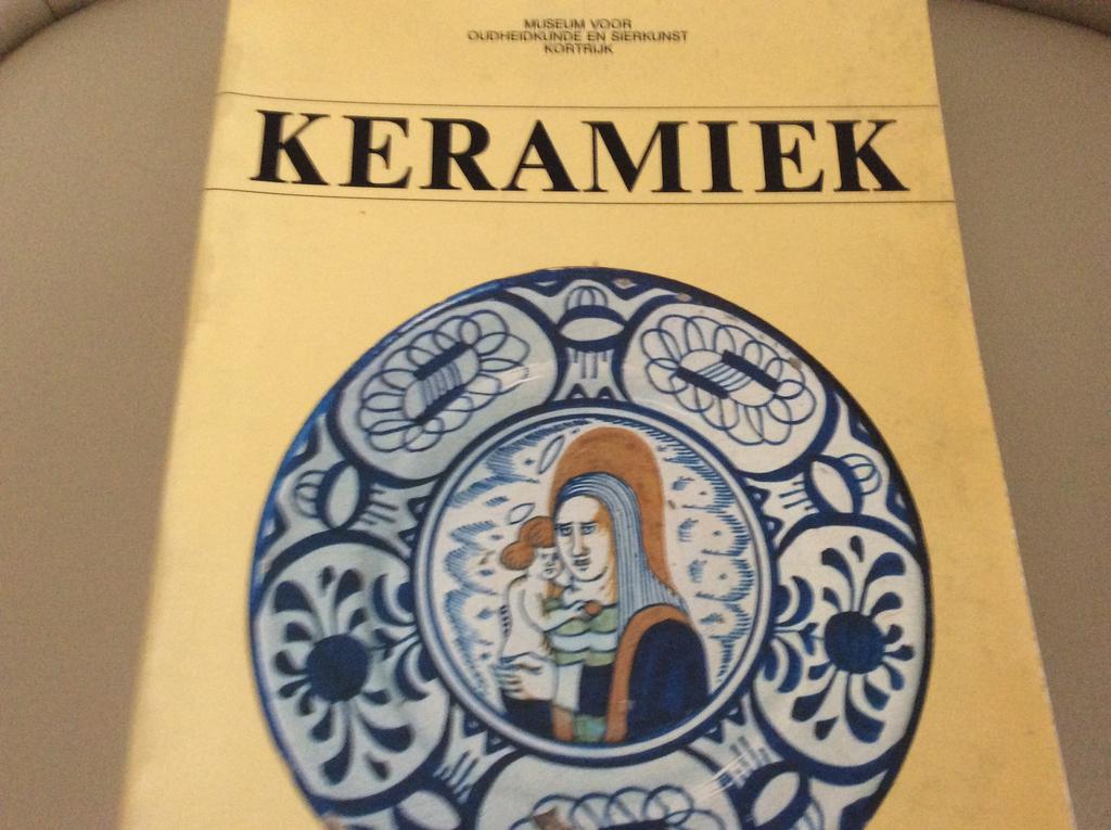 KERAMIEK.  museum oudheidskunde  1981. 471 blz.., Antiquités & Art, Enlèvement ou Envoi