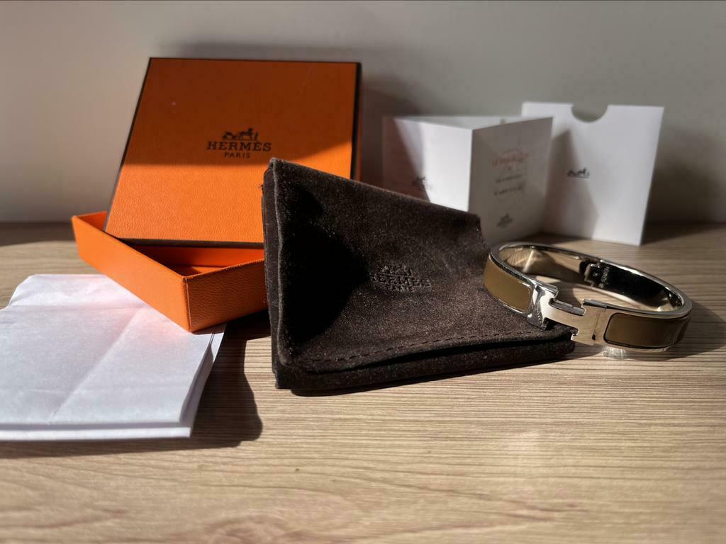 Ensemble complet Hermès Clic H avec reçu taille PM, Bijoux, Sacs & Beauté, Bracelets, Enlèvement ou Envoi, Brun, Autres matériaux