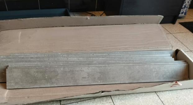 Plinthes en carrelage gris moucheté 80cmx8cm, Neuf, Moins de 100 cm, Enlèvement, Plinthes