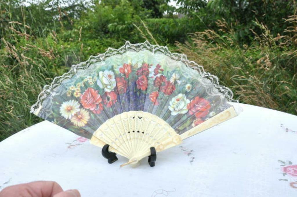 §  éventail décor fleurs sur soie, Collections, Enlèvement ou Envoi, Utilisé